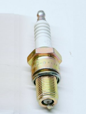 Suzuki OEM 09482-00500 Свеча зажигания R4118S-9