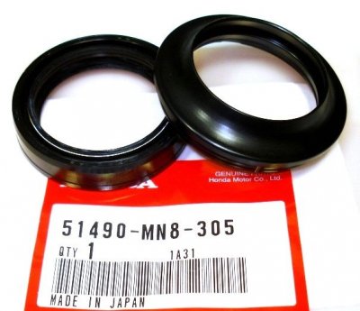 Honda OEM Комплект сальник + пыльник (на одно перо) 51490-MN8-305